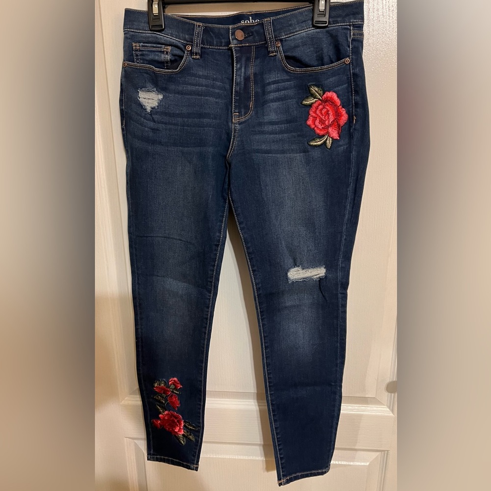 NY&Co. Soho Ankle Jeans with Roses in Sz. 10.. NWOT.. never been worn..